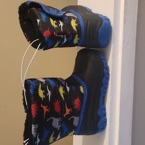 Toddler size 9 dinosaur snow boots